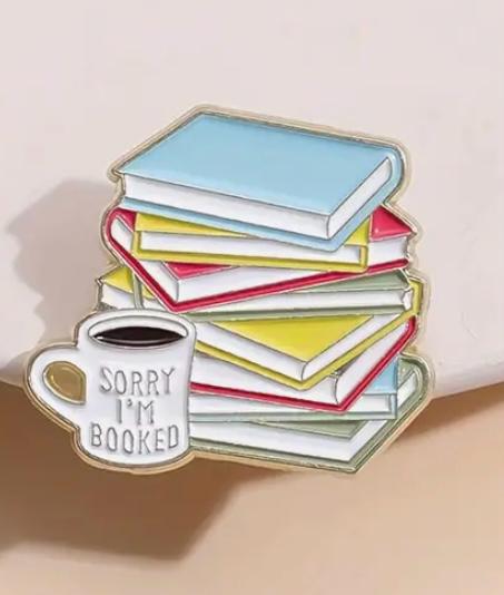 Pack de 3 pines para ropa o bolso: 2 con libros y taza + 1 de café - Imagen 2