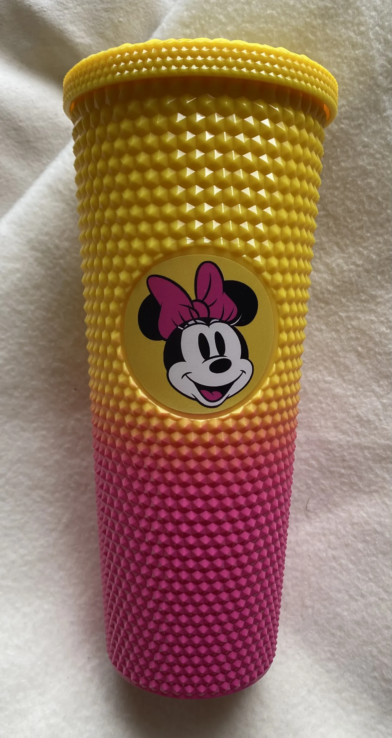 Vaso metálico Minnie Mouse – diseño rosa y amarillo con textura 3D