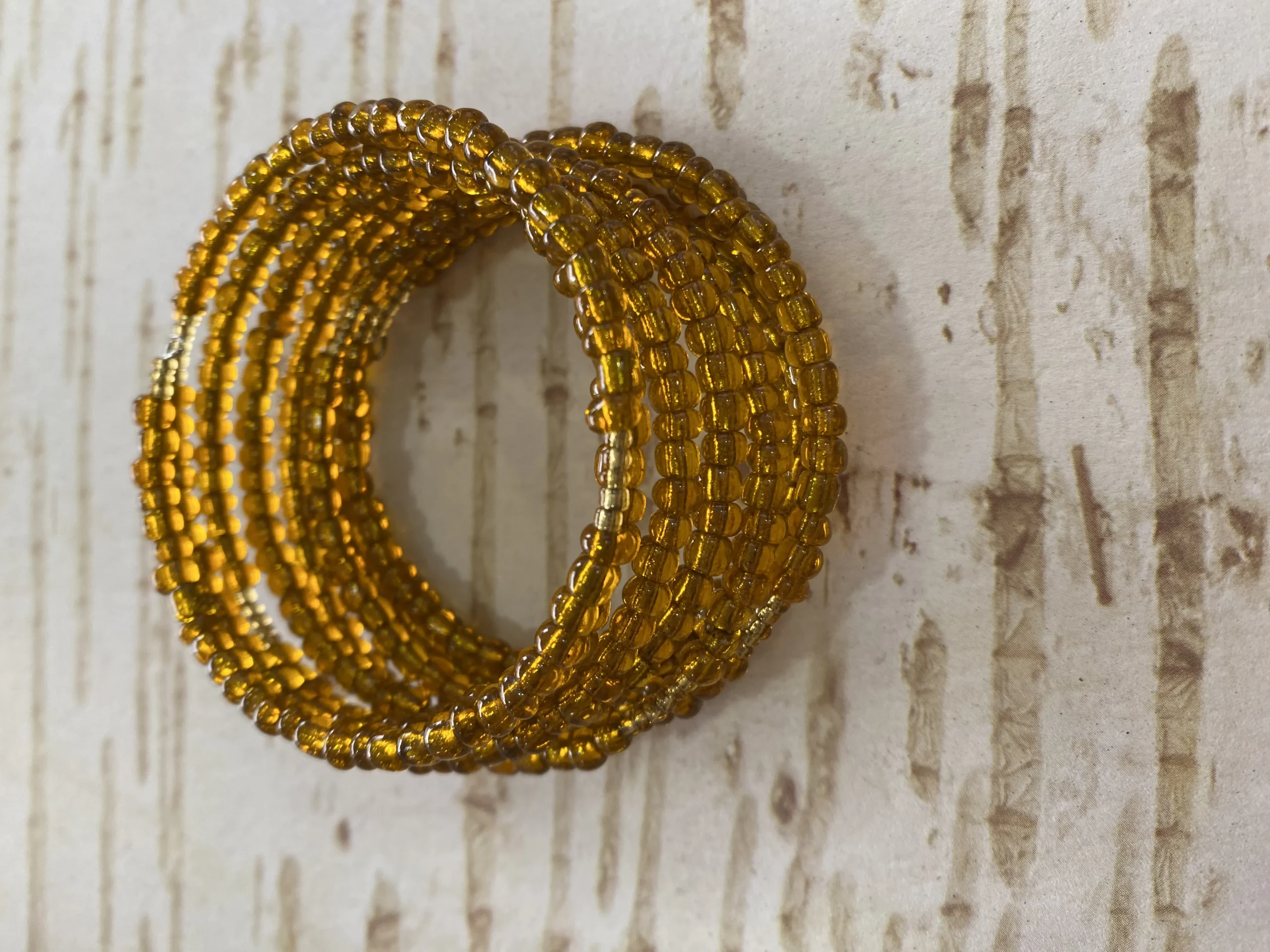 Pulsera Espiral Café con Piedra Pequeña – Hecha a Mano